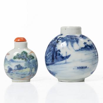 Snusflaskor, två stycken, porslin, Kina, sen Qingdynasti/1900-tal.