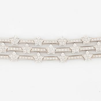 An 18K white gold necklace with round brilliant-cut diamonds.