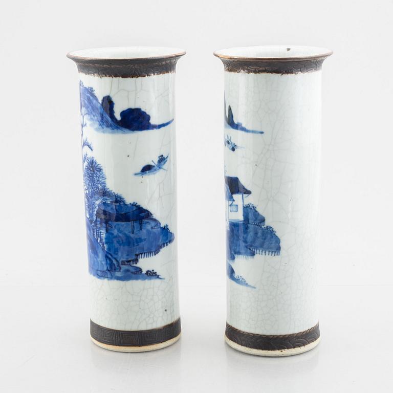 A pair of blue and white porcelain vases, China, Qingdynasty, 19th century.