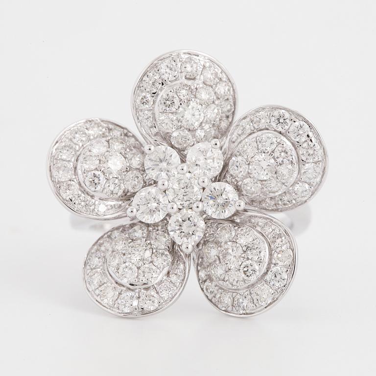 Brilliant-cut diamond flower ring.