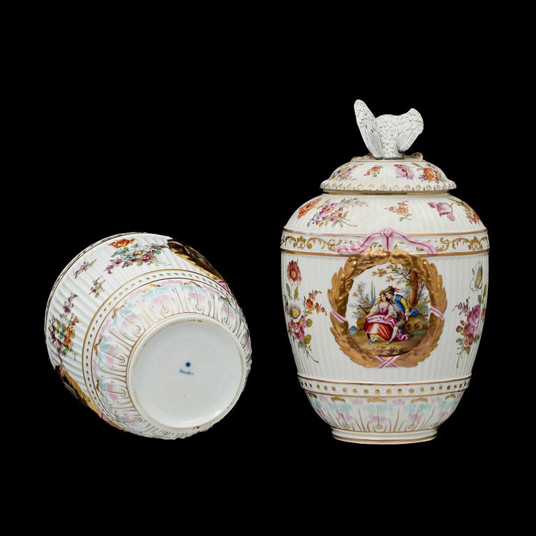 LOCKURNOR, ett par. Porslin, påskrift "Dresden". 1900-tal.