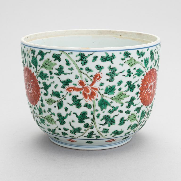 A Chinese famille verte bowl, 17th century.