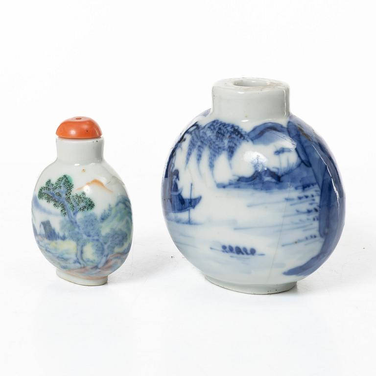 Snusflaskor, två stycken, porslin, Kina, sen Qingdynasti/1900-tal.