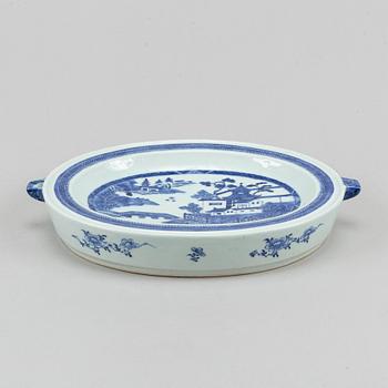 A blue and white hot water dish, Qing dynasty, 19th century.