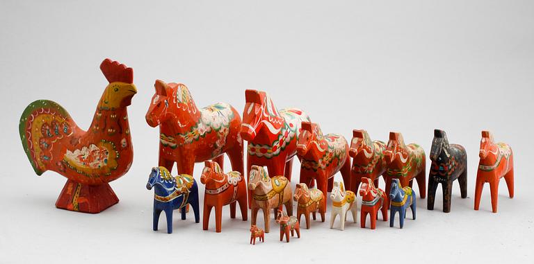 DALAHÄSTAR SAMT TUPP, 17 st, skuret och bemålat trä, 1900-talets mitt.