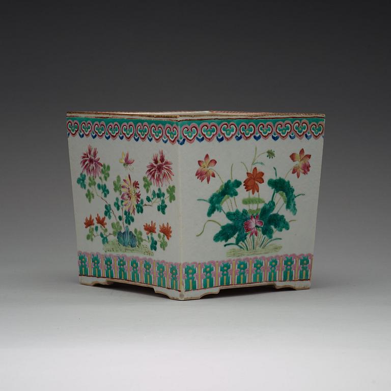 A famille rose flower pot, Qing dynasty, 19th Century.