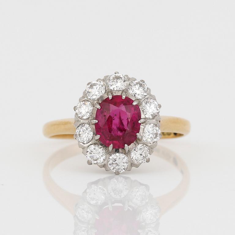 RING, 18K guld med ovalslipad rubin, ca 0,93 ct och  diamanter, tot ca 0,54 ct, Stockholm, 1936. Total vikt ca 2,66 g.