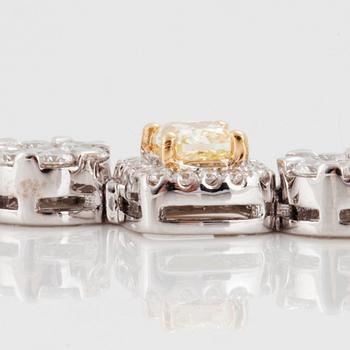 A bracelet with 14 Fancy Yellow and 333 brilliant cut diamonds total carat weight ca 8.82 cts. Quality ca G-H/VS-SI.