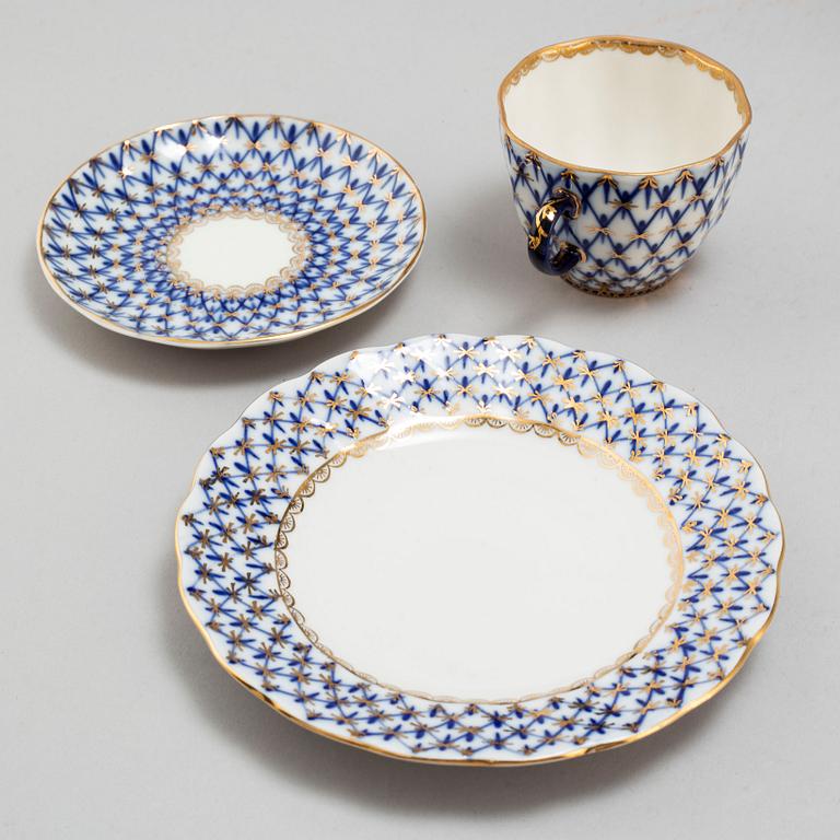 A 23 piece porcelain  service, 'Cobolt Net', Lomonosov, Soviet Union/Russa, second half of the 20th century.