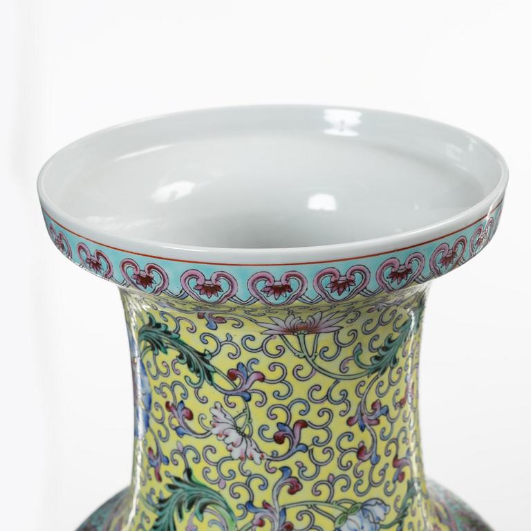 Golvvaser, ett par, porslin, Kina 1900-talets senare del.