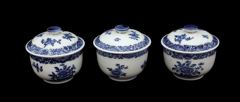 CREMEKOPPAR, 3 st, porslin, Qianlong, Kina 1700-tal.