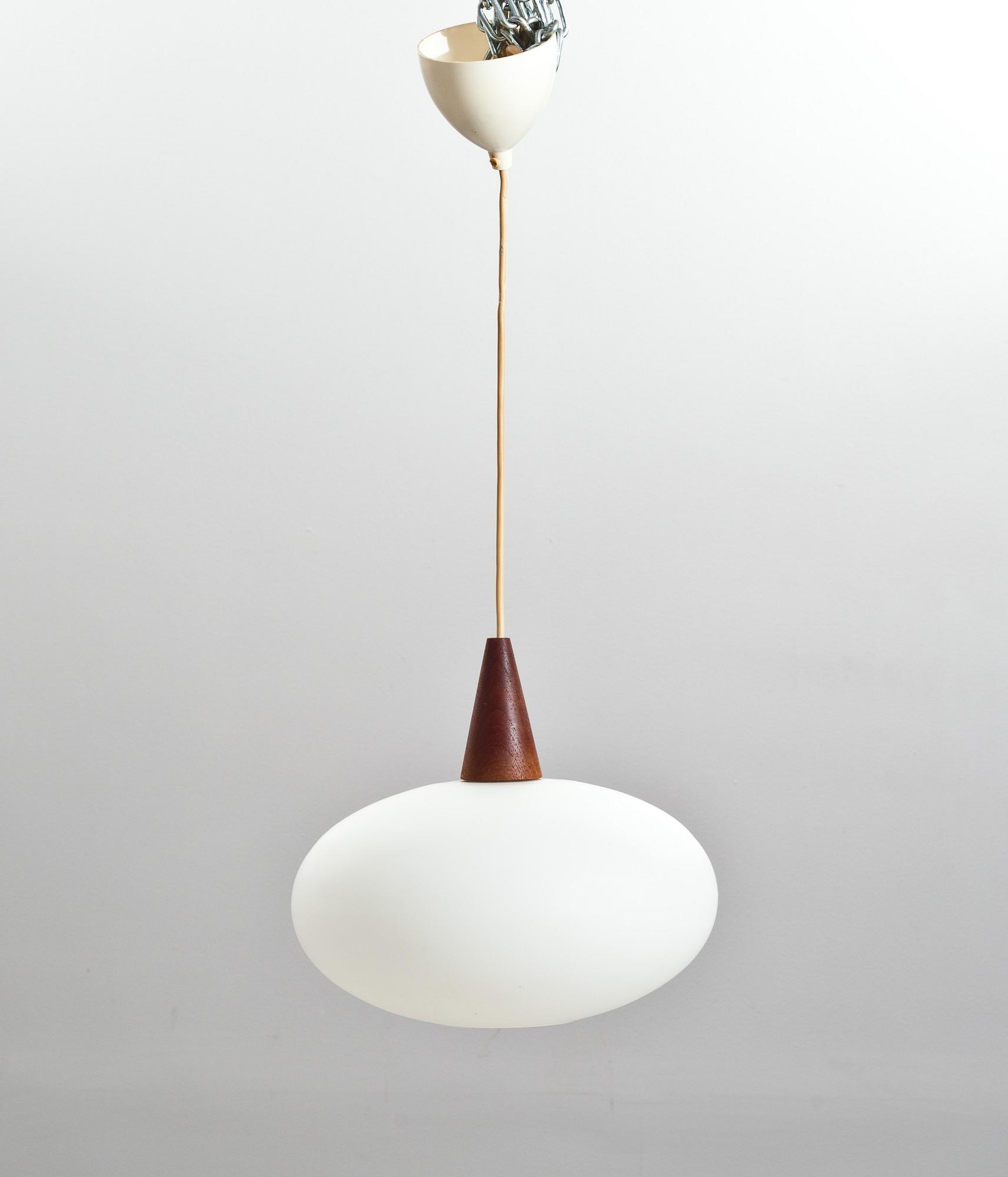 TAKLAMPA, möjligen Luxus. 1900-talets andra hälft.