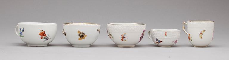 PARTI KOPPAR MED FAT 23 st SAMT BRICKA, porslin, bla Berlin och Meissen, 1800-1900-tal.