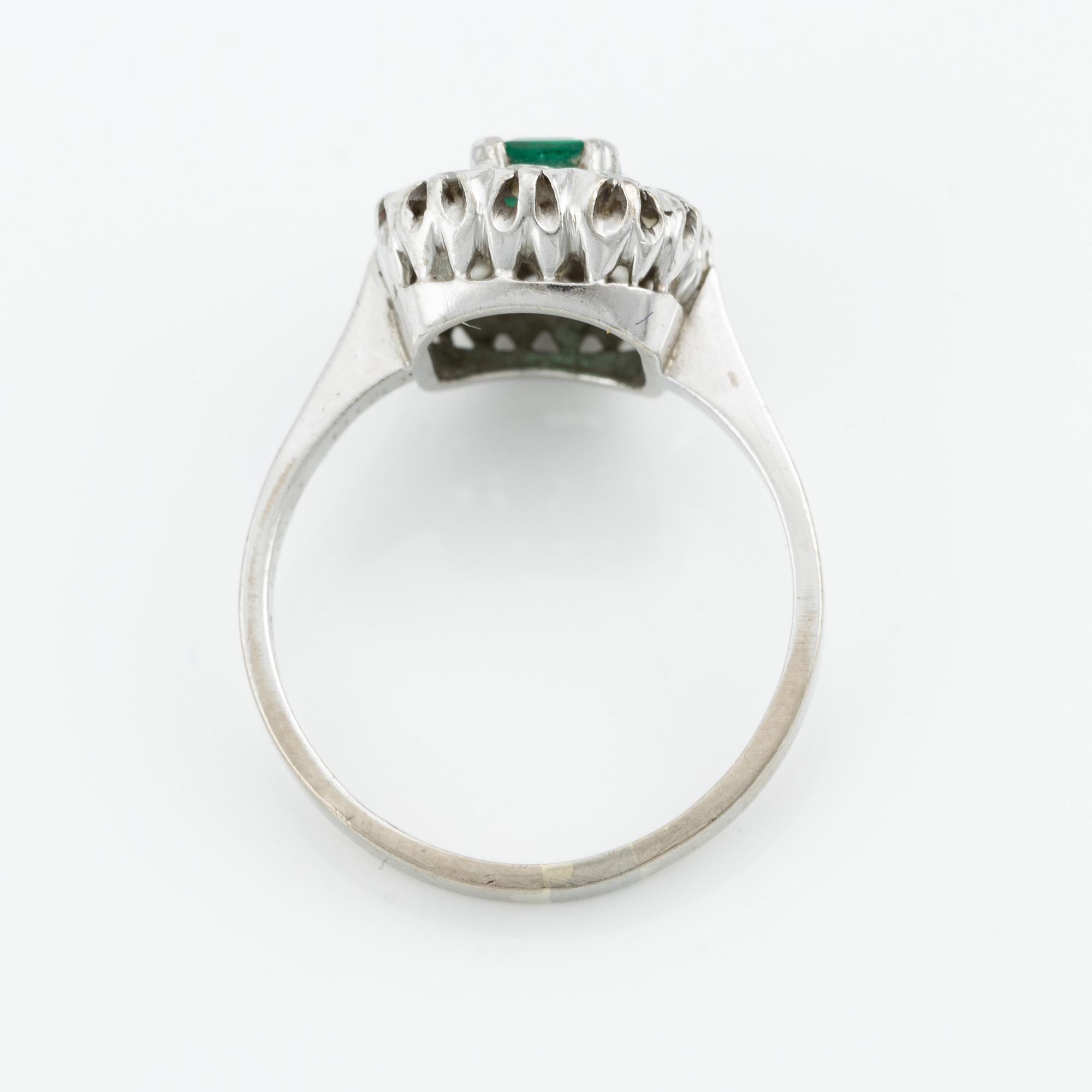 Ring, 18K vitguld med smaragd samt briljantslipade diamanter.