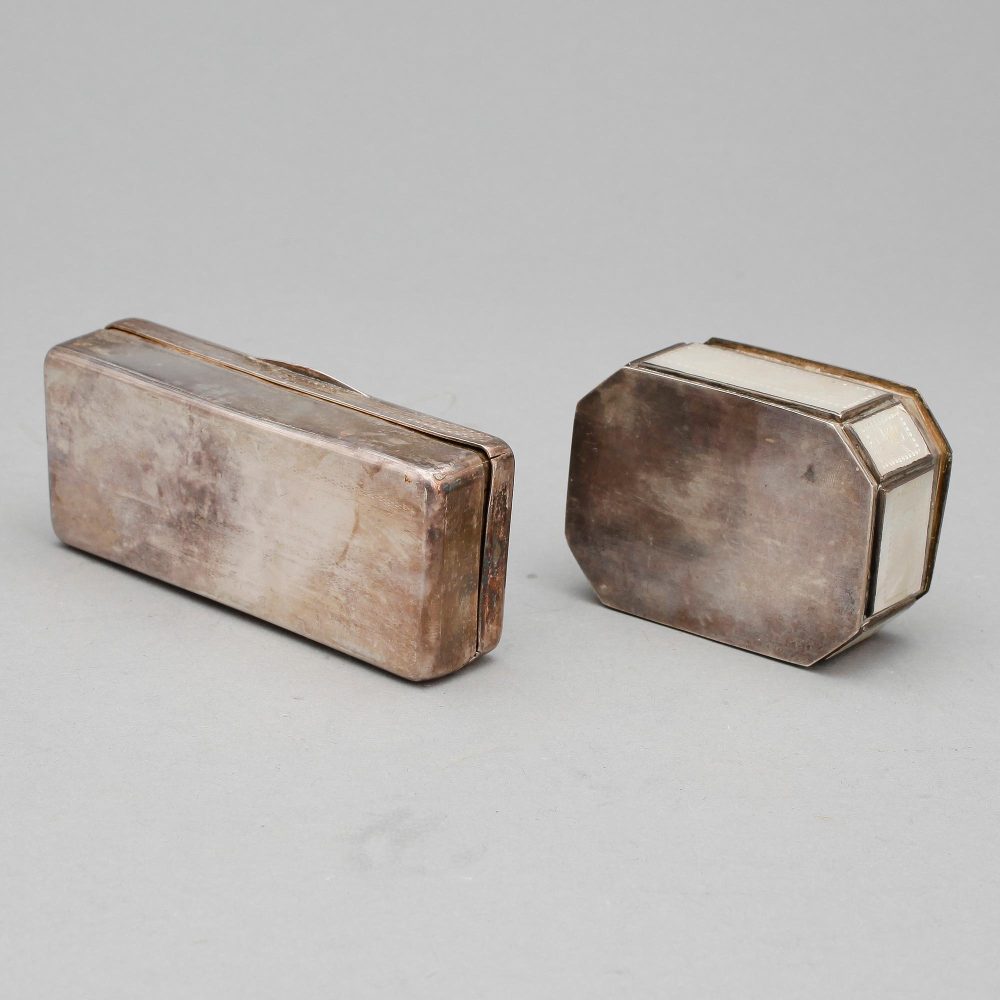 SNUSDOSOR, 2 st. Bl a silver stämplad 1867.