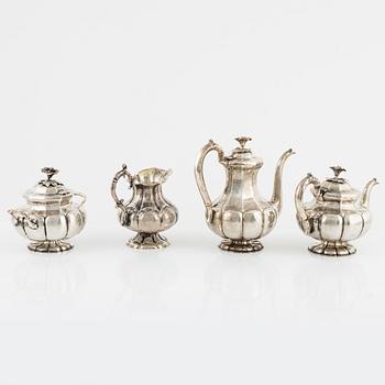 Kaffeservis, silver, 3 delar, Mattias Skytt, St. Peterburg, 1861, samt gräddkanna, oidentifierad mästare, Moskva, 1865.