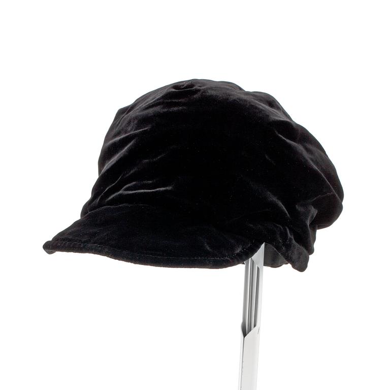 PRADA, a black velvet hat. Written size S.