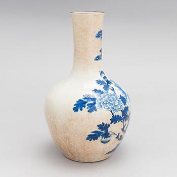 A ge-glazed blue and white Chinese porcelain vase from late Qing Dynasty, around 1900.
