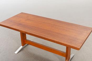 A MID 20TH CENTURY COFFEE TABLE.