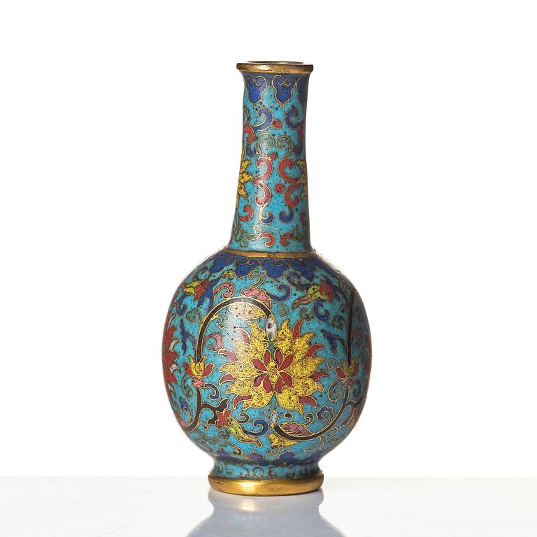 Vas, cloisonné. Qingdynastin, med Qianlongs märke och period (1736-95).