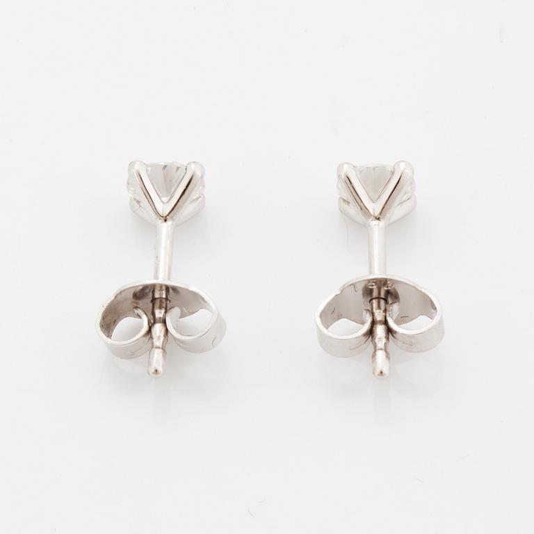 Örhängen med briljantslipade diamanter.