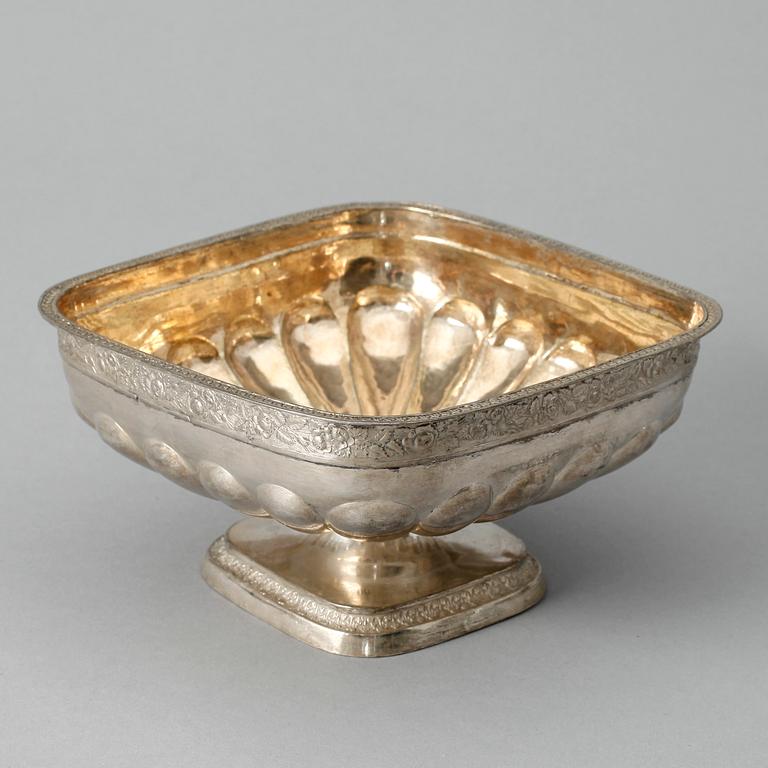 KONFEKTSKÅL, silver, Moskva, 1830. Vikt ca 303.