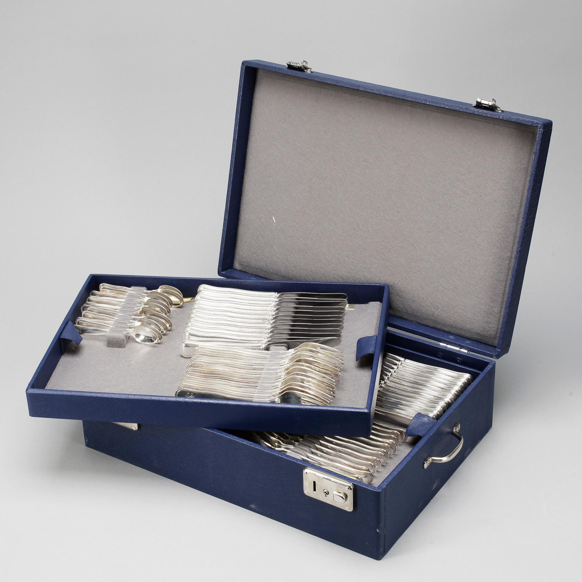 BESTICKSERVIS, silver, 134 delar, bla Cohr, Danmark, omkr 1900-talets mitt. Totalvikt: ca 6395 gram.