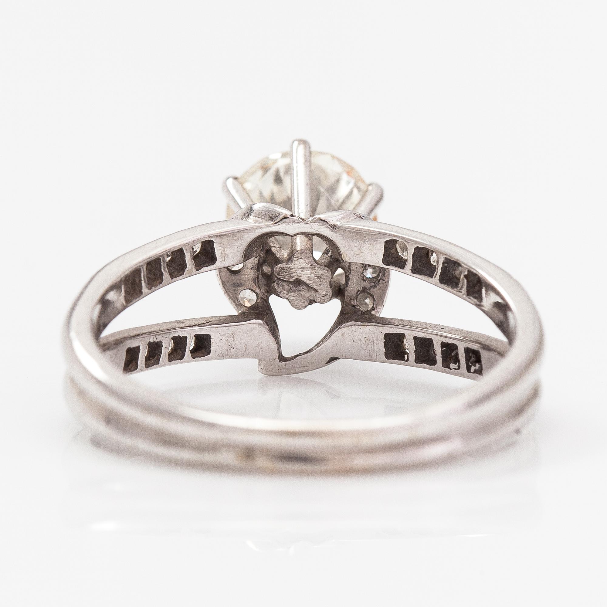 Sormus, 18K valkokultaa ja timantteja n. 1.50 ct yhteensä. Todistuksella.