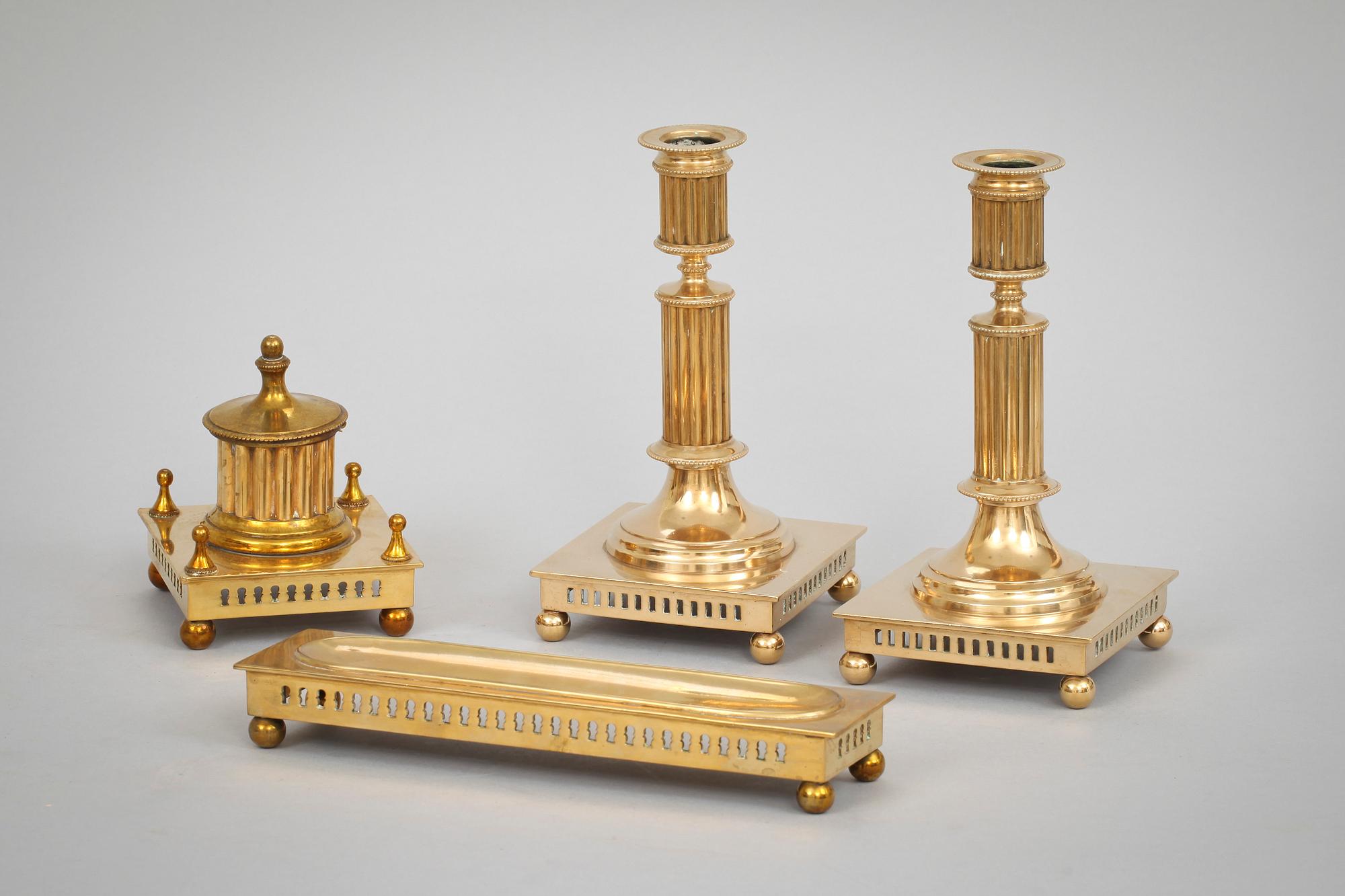 SKRIVBORDSUPPSATS, 4 delar, mässing, bl a Skultuna. 1900-tal.