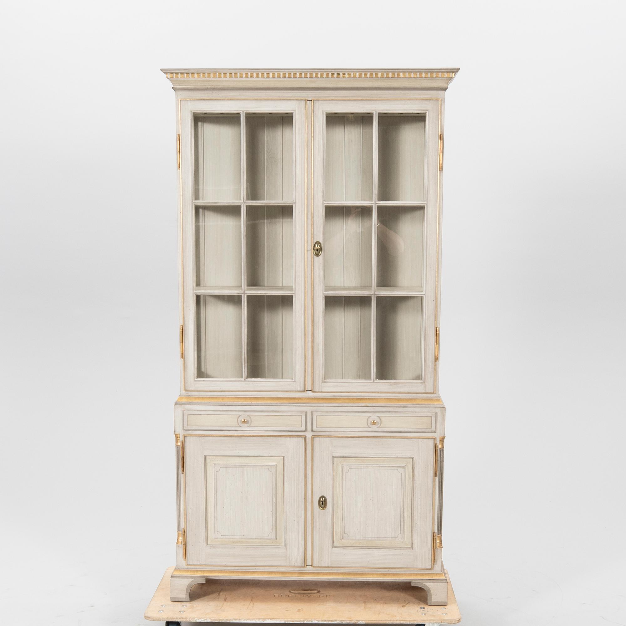 Vitrinskåp "Egeskov" KA Roos 1900-talets andra hälft.