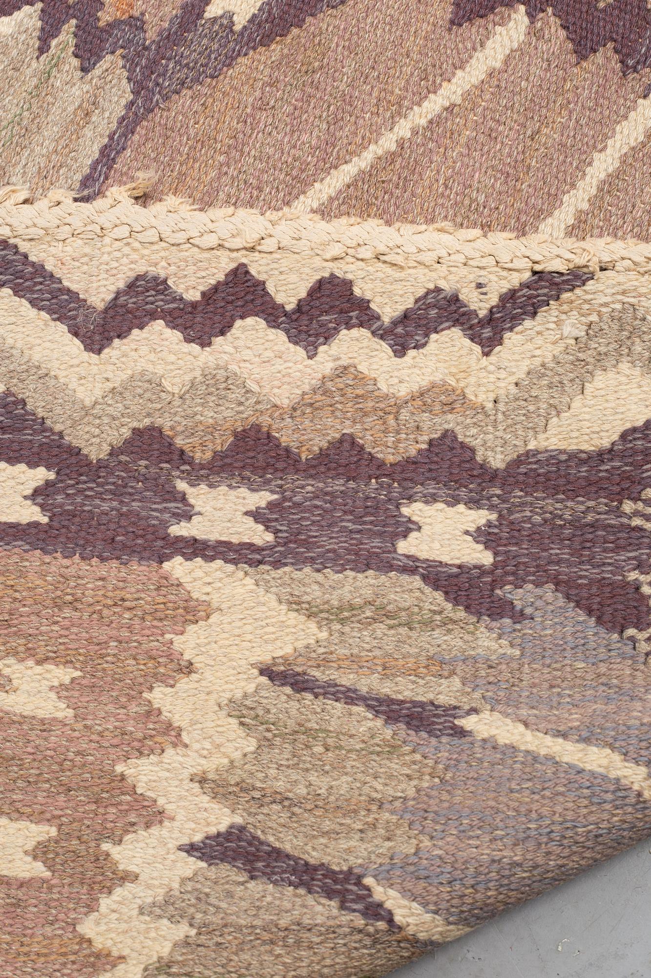 Barbro Nilsson, matta, "Strålblomman grå", gobelängteknik, ca 286,5 x 219,5-221,5 cm, signerad AB MMF BN.