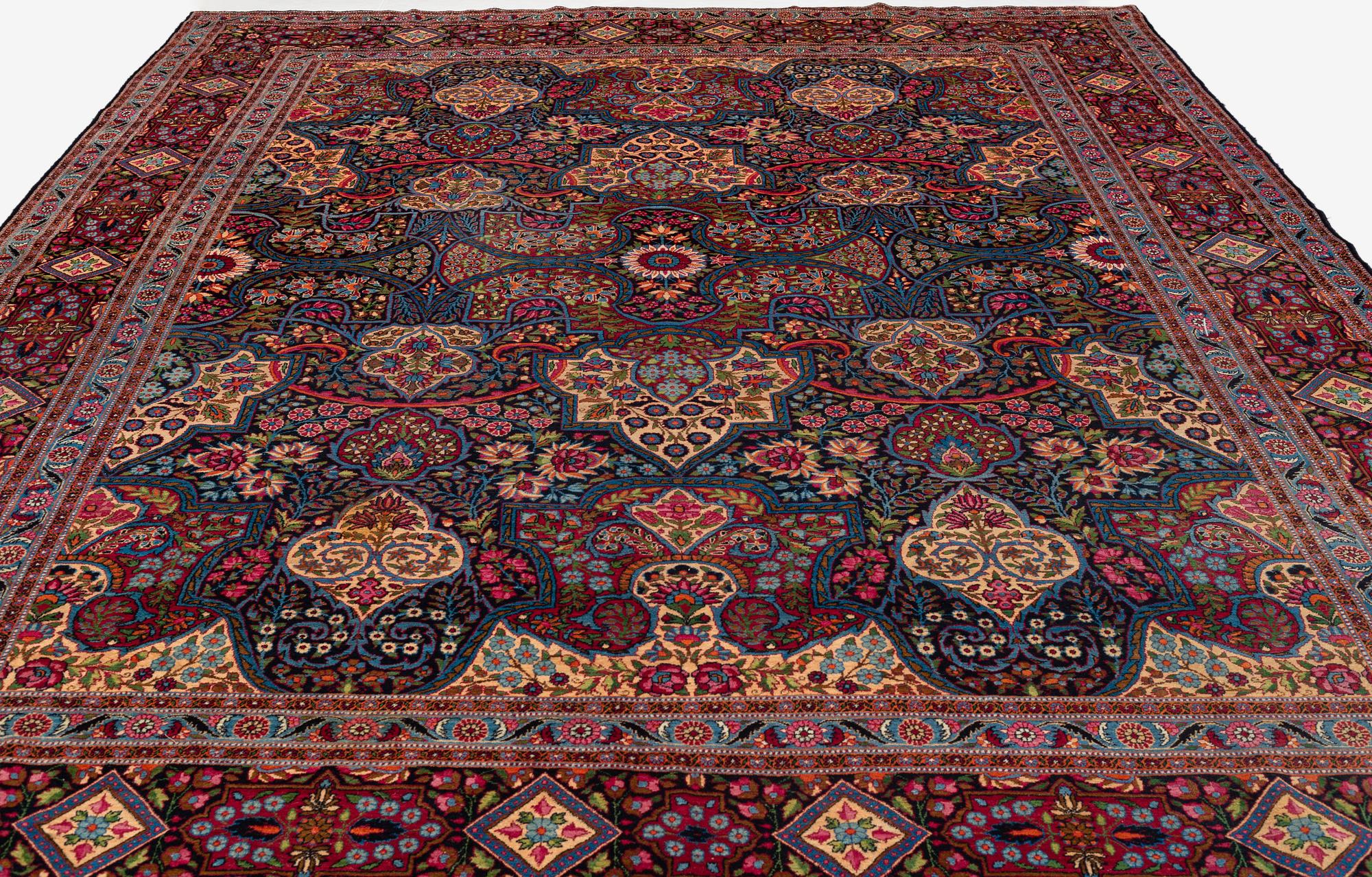A semi-antique Kerman / Yazd carpet, ca 496 x 322 cm.