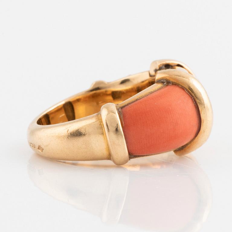 An 18K gold and coral Hermès ring.