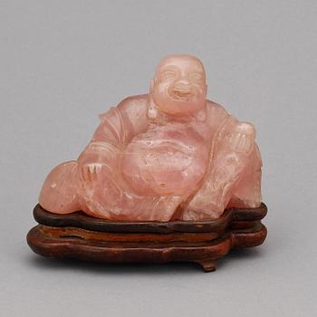 BUDDHAFIGURIN, rosenkvarts, 1900-talets första hälft.