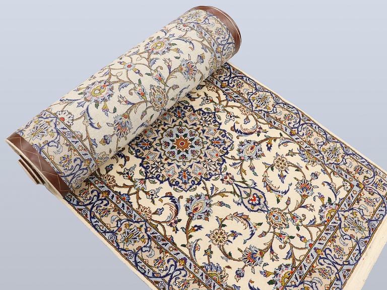 A Keshan runner, approx. 586 x 103 cm.