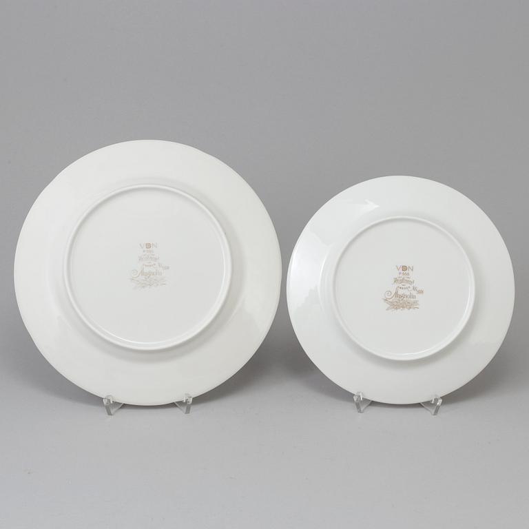MATSERVISDELAR, 64 st, "Magnolia", porslin, design Louise Adelborg, Rörstrand.