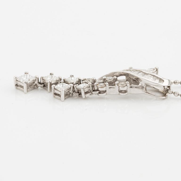 Collier, 18K vitguld med briljant- prinsess-, navette- och baguetteslipade diamanter.