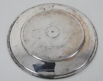 BRICKA, silver, otydliga stämplar.