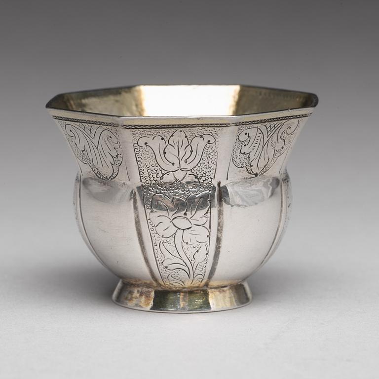 A Baltic 18th century parcel-gilt silver vodka-cup, mark of Ludolf Lüders, Narva (1726-1745).