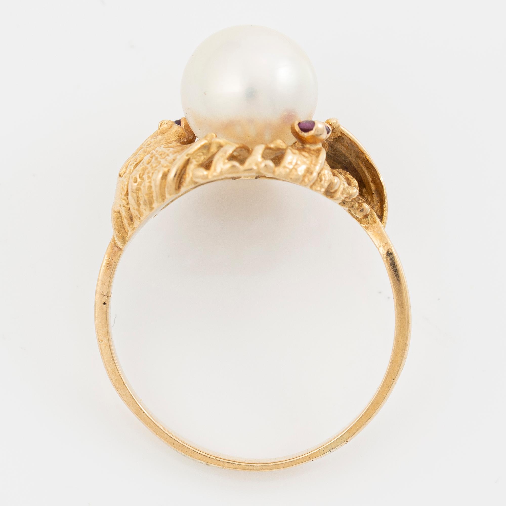 18K gold ring with a cultured pearl and red stones.