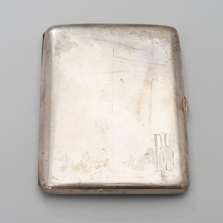 CIGARETTETUI I SILVER, svenska importstämplar. Vikt 236 g.