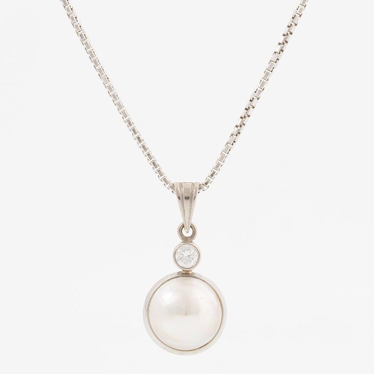 Pendant with chain in 18K gold set with a cultured mabé pearl and a round brilliant-cut diamond.