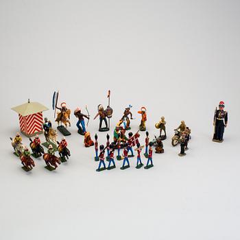 A lot of 30 toy pewter and Elastolin toy soldiers, middle/first half of the 20th century.