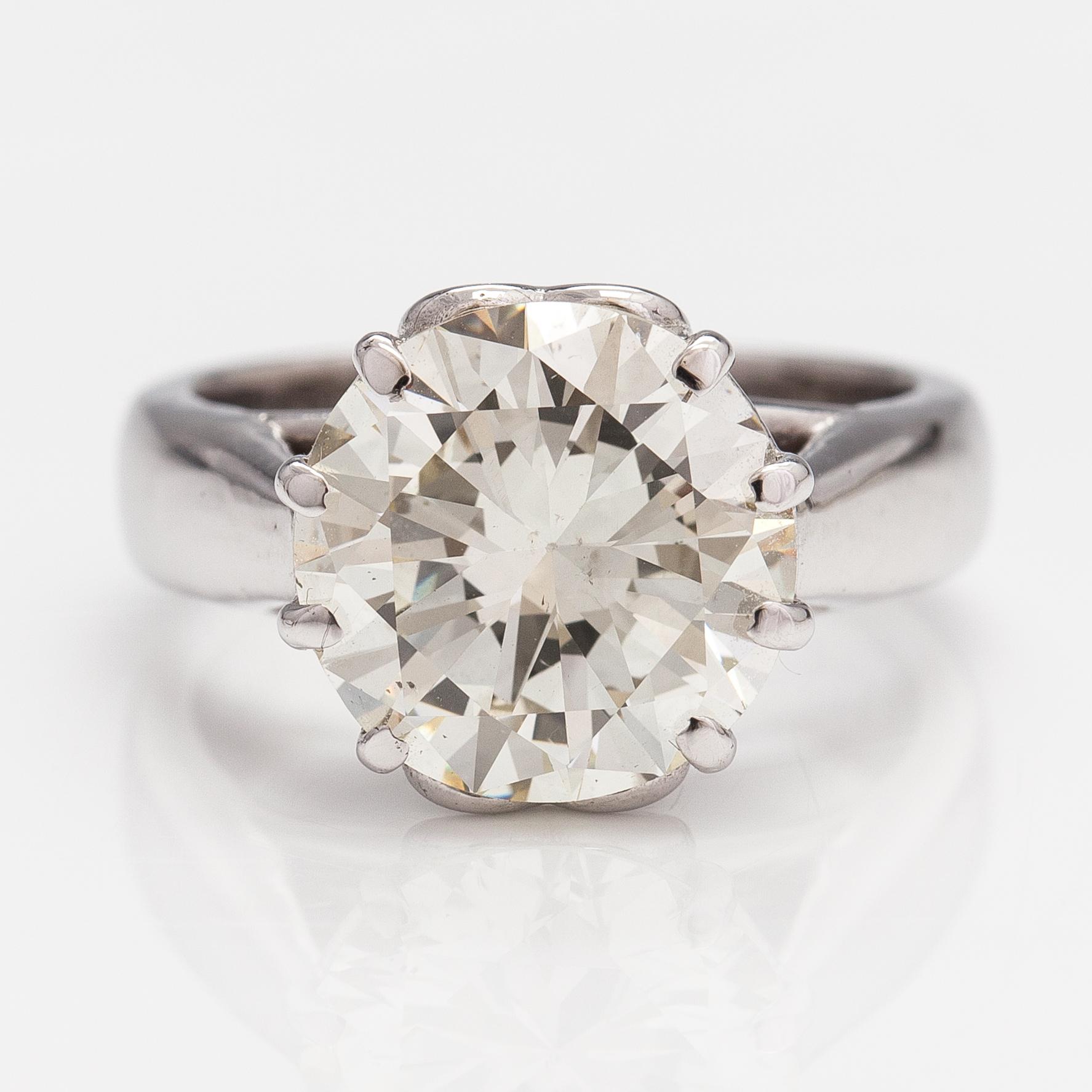 Ring, 18K vitguld och briljantslipad diamant ca 5.11 ct.