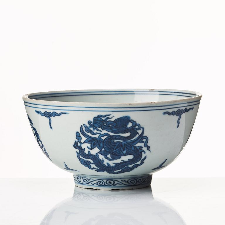 A blue and white dragon bowl, Ming dynasty (1368-1644).