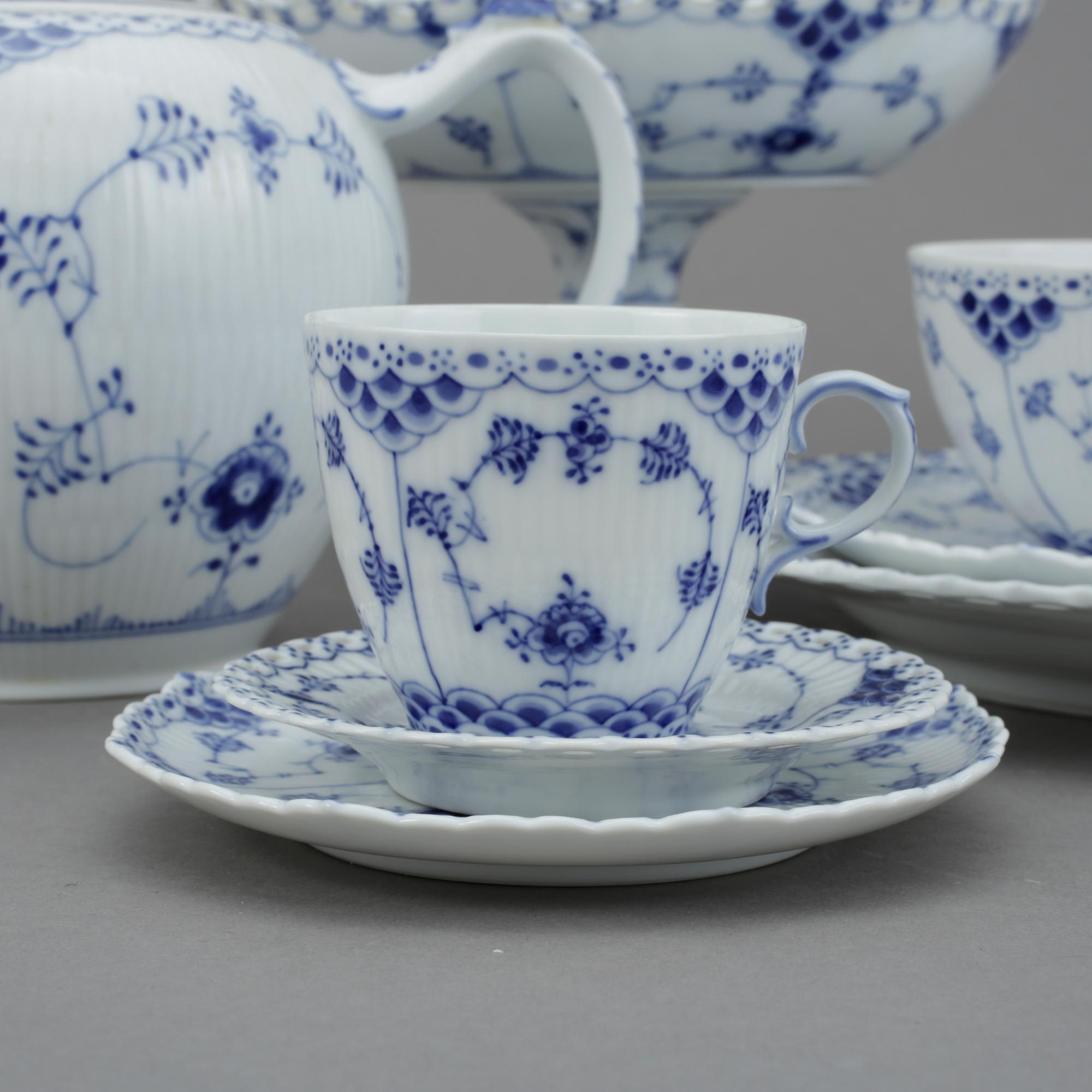 TE- OCH KAFFESERVIS, 27 delar, porslin, "Musselmalet", Royal Copenhagen, 1900-talets andra hälft.