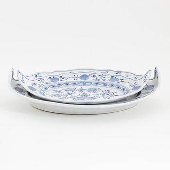 A set of three 'Blue Onion' porcelain dishes, Meissen, first half of the 20th Century.