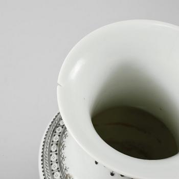 VASER, ett par, porslin, Kina, 1900-tal.