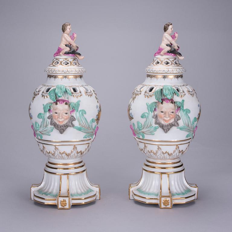 LOCKURNOR, ett par, porslin, Meissen-liknande märke, 1900-tal.