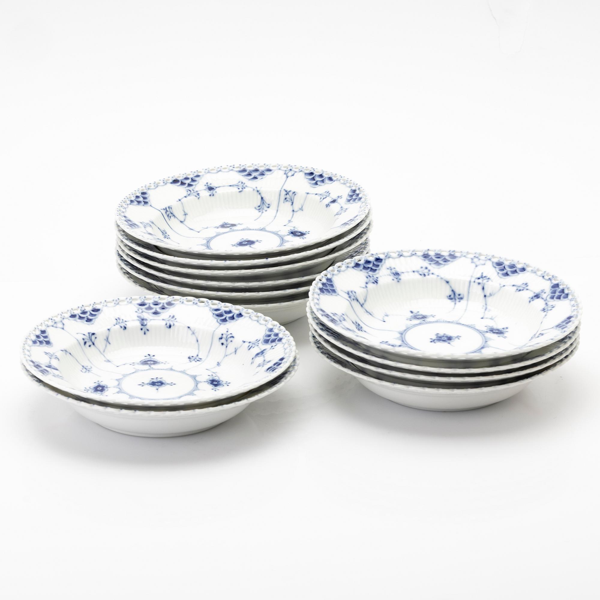Royal Copenhagen, djupa tallrikar, 12 st, porslin, "Musselmalet helblonde", Danmark.